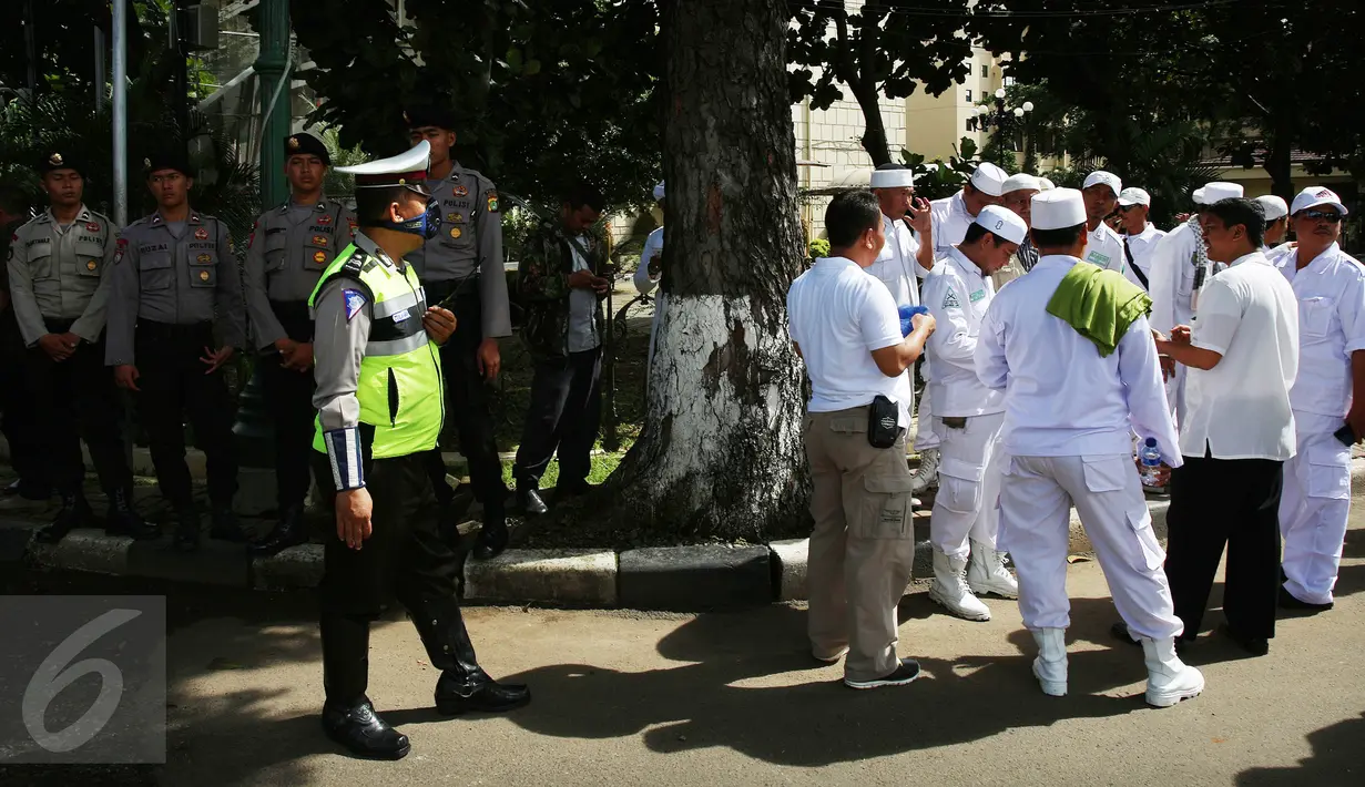 Massa Front Pembela Islam (FPI) berkumpul di depan gerbang Mabes Polri, Jakarta, Selasa (15/11). Kedatangan massa FPI untuk mengawal gelar perkara penistaan agama yang diduga dilakukan oleh Basuki Tjahaja Purnama alias Ahok. (Liputan6.com/Johan Tallo)