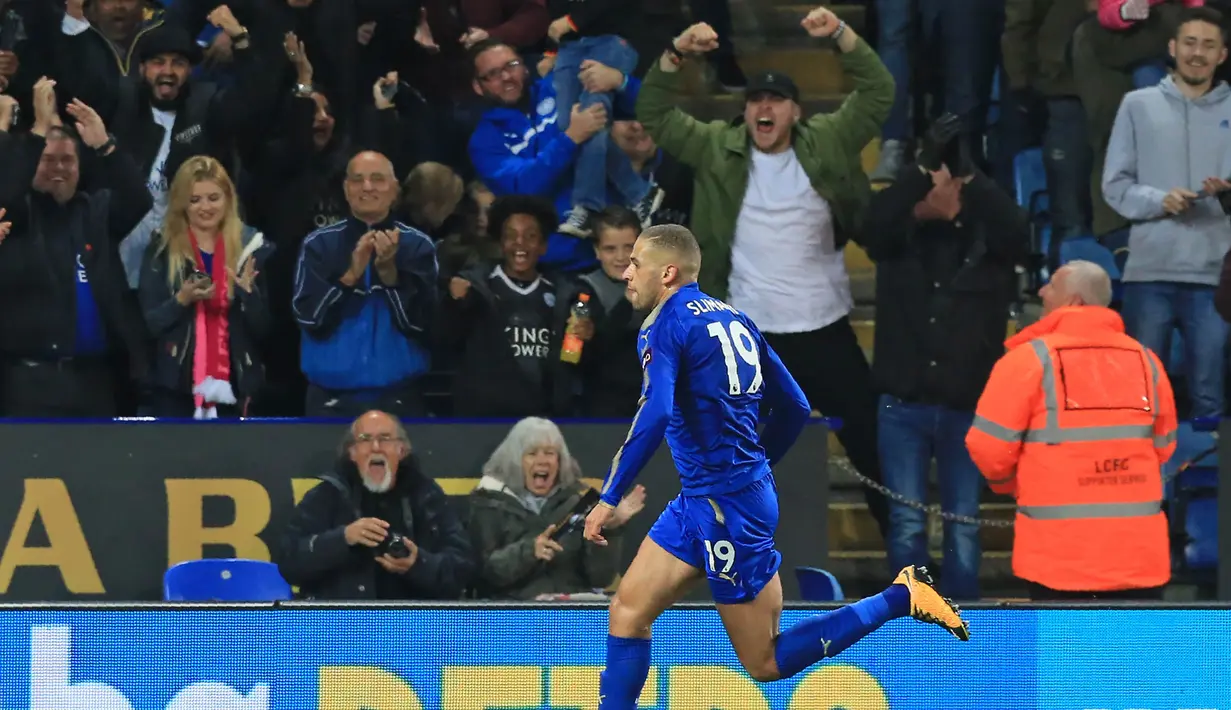 Striker Leicester, Islam Slimani, merayakan gol yang dicetaknya ke gawang Liverpoool pada laga Piala Liga di Stadion King Power, Leicester, Selasa (19/9/2017). Leicester menang 2-0 atas Liverpool. (AFP/Lindsey Parnaby)