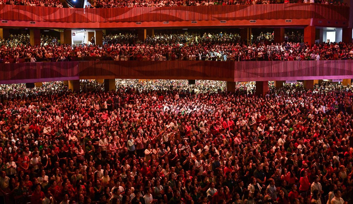 Perayaan Natal di gereja ini dihadiri Wakil Gubernur Jawa Timur Emil Elestianto Dardak sekaligus memberi sambutan mewakili Pemerintah Provinsi Jawa Timur. Tampak dalam foto, umat Kristiani saat menghadiri misa Hari Natal di Gereja Bethany, Surabaya, Jawa Timur pada Kamis 25 Desember 2025. (JUNI KRISWANTO/AFP)