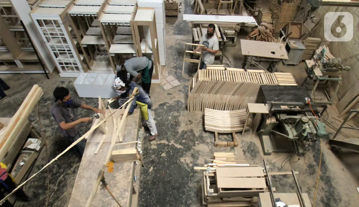 Pekerja membuat mebel di kawasan Tangerang, Selasa (3/11/2020). Generalized System of Preference (GSP) atau fasilitas perdagangan berupa pembebasan tarif bea masuk memungkinkan produk UMKM lebih banyak diekspor ke Amerika Serikat. (Liputan6.com/Angga Yuniar)