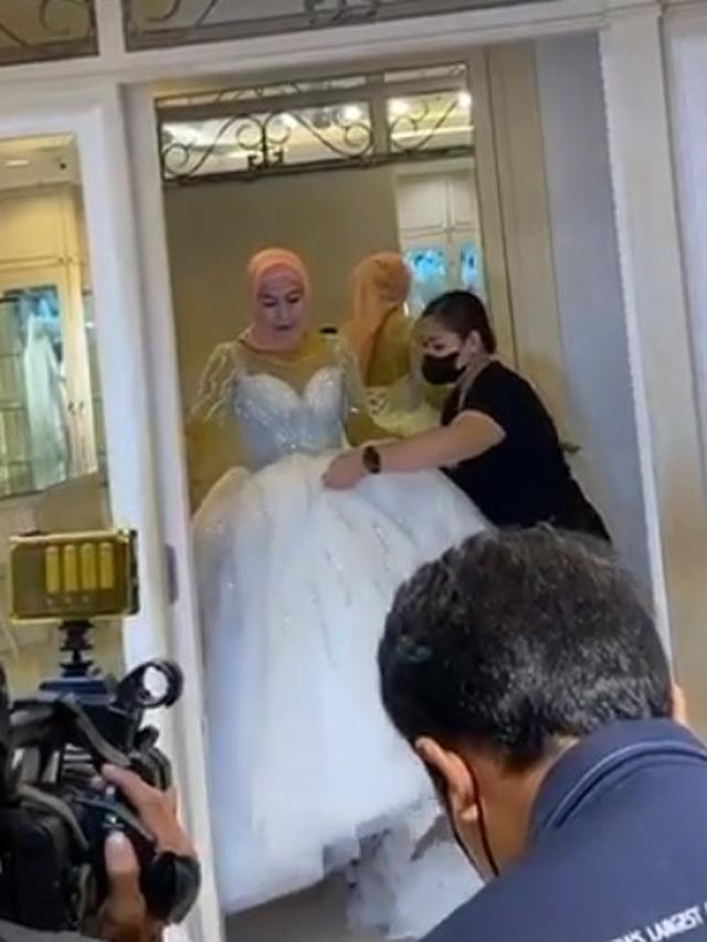 6 Momen Venna Melinda Fitting Baju Pengantin Jelang Menikah, Ditemani Ferry Irawan