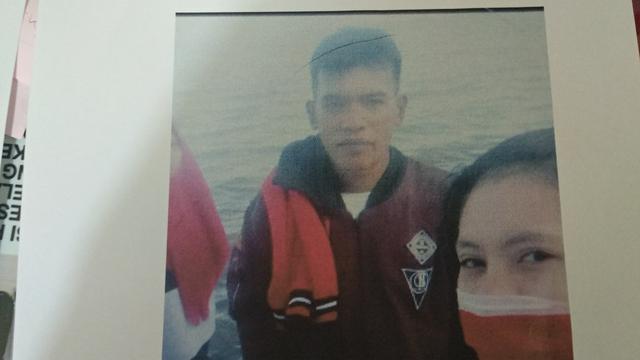 Ruslan (tengah), calon pengantin korban kapal terbakar di Perairan Konawe, Jumat (16/8/2019).(Liputan6.com/Ahmad Akbar Fua)