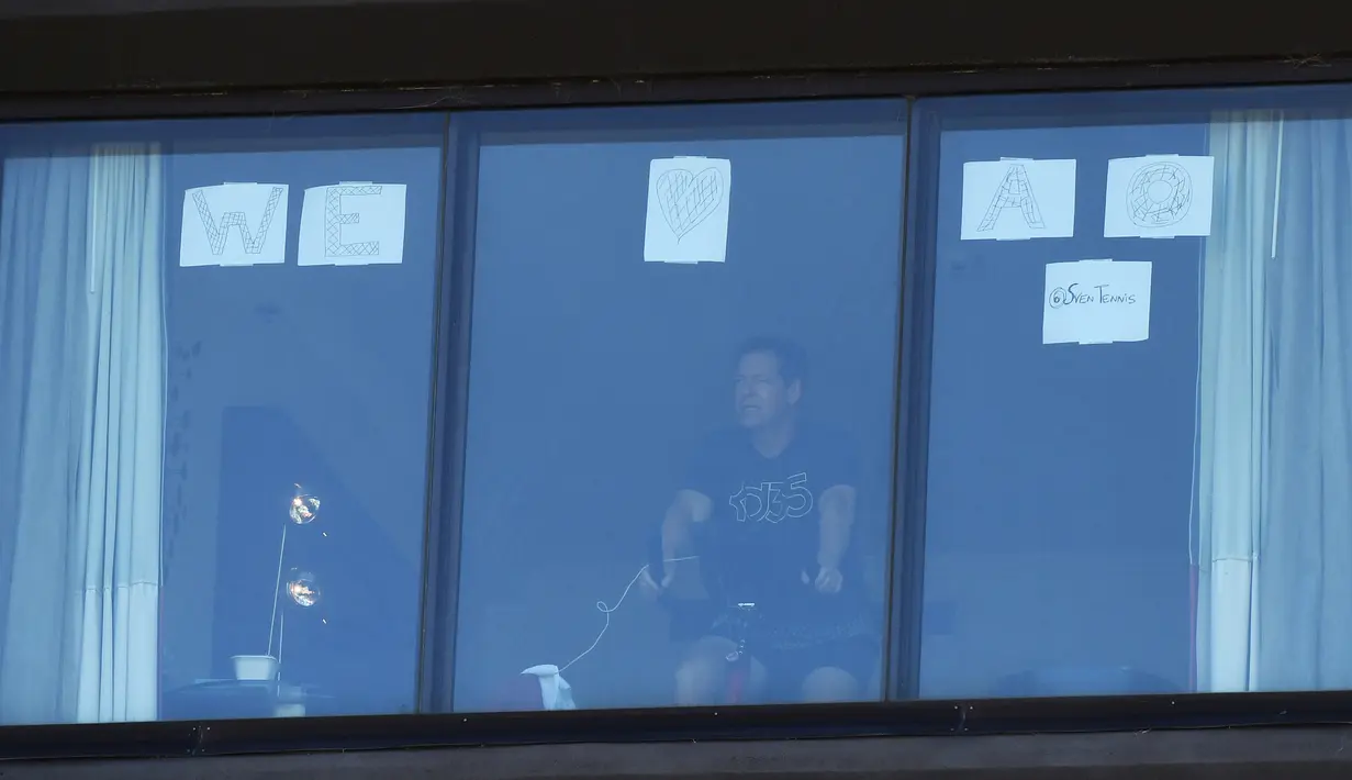 Pelatih tenis Belanda Sven Groeneveld berlatih di kamar hotelnya disela-sela menjalani karantina selama dua minggu setelah kedatangannya di Melbourne, Rabu (20/1/2021). (Foto: AFP/William West)