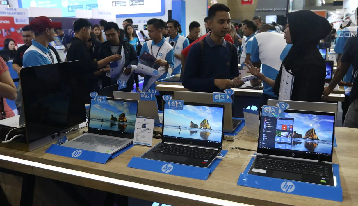 SPG melayani pengunjung di Indocomtech 2018 di JCC, Jakarta, Rabu (31/10). Indocomtech 2018 diikuti 250 eksibitor, dari bidang telekomunikasi, komputer, games, smartphone, elektronik, dan aksesori yang ada di Indonesia. (Liputan6.com/Angga Yuniar)