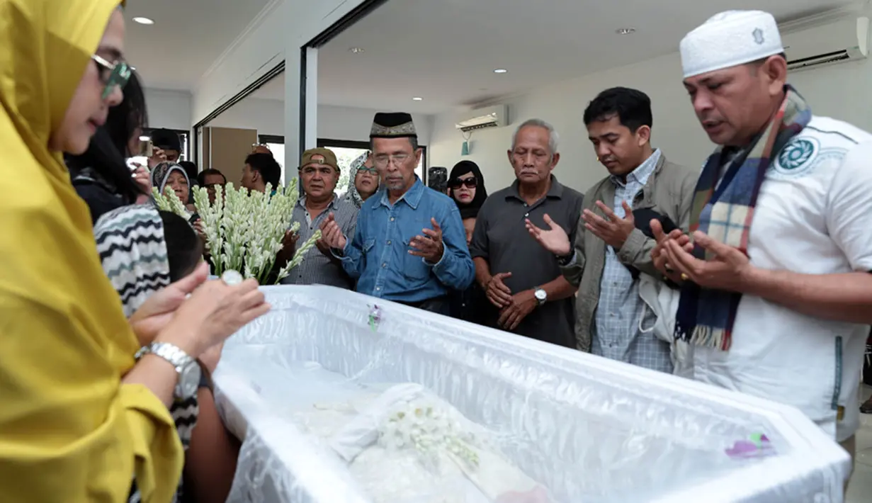 Di TPM Bulak Lebar, Cinere, Depok, Jawa Barat, Nurzaman menceritakan keberadaannya selama ini. Ia menceritakan bahwa Yana sempat curhat jika dirinya terkena penyakit kanker payudara dalam waktu tiga tahun ini. (Deki Prayoga/Bintang.com)