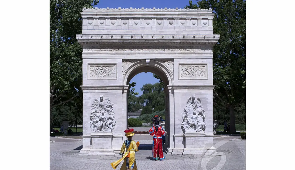 Miniatur Arc de Triomphe Paris juga ada di Beijing World Park (AFP Photo/STR)