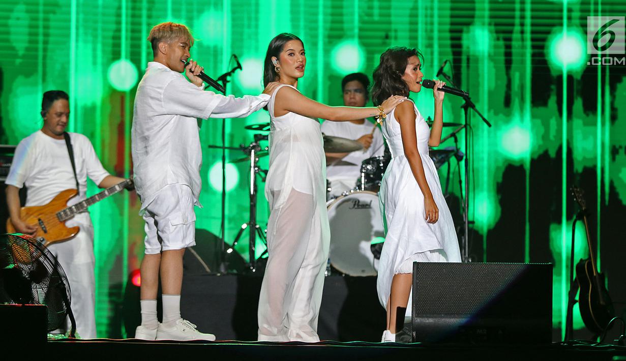 Personel Trio GAC Gamaliel (kiri), Cantika (tengah), dan Audrey (kanan) menghibur penggemar dalam acara "Hodgepodge Superfest 2019" di Allianz Ecopark, Ancol, Sabtu (31/8/2019). Mereka membawakan beberapa lagu andalannya, salah satunya berjudul Bahagia. (Liputan6.com/Herman Zakharia)