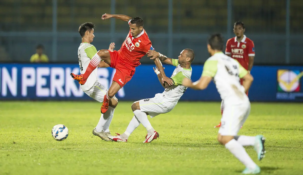 Raphael Maitimo posisi naturalnya sebagai gelandang bertahan, namun bersama Persija dirinya didorong main lebih ke depan. (Bola.com/Vitalis Yogi Trisna)