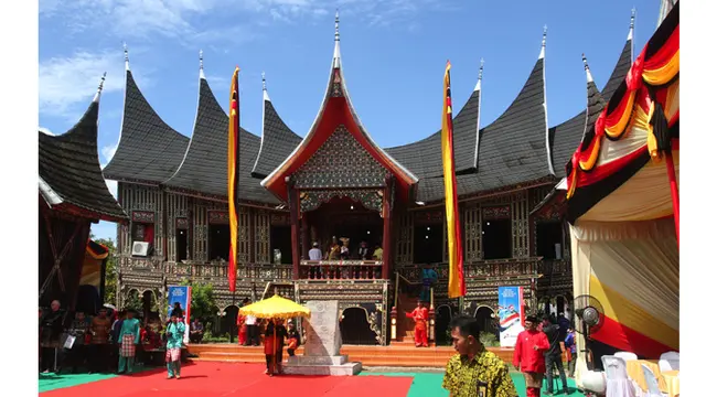 Budaya Minang Selimuti Pemberian Gelar Kehormatan Dirut Pertamina