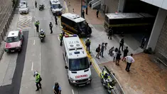 Polisi bersenjata lengkap menjaga mobil yang membawa mantan bankir Inggris, Rurik Jutting memasuki Pengadilan Tinggi di Hong Kong, Tiongkok, Selasa (25/10). Rurik didakwa atas pembunuhan dua warga negara Indonesia (WNI) di Hong Kong. (Reuters/Bobby Yip)