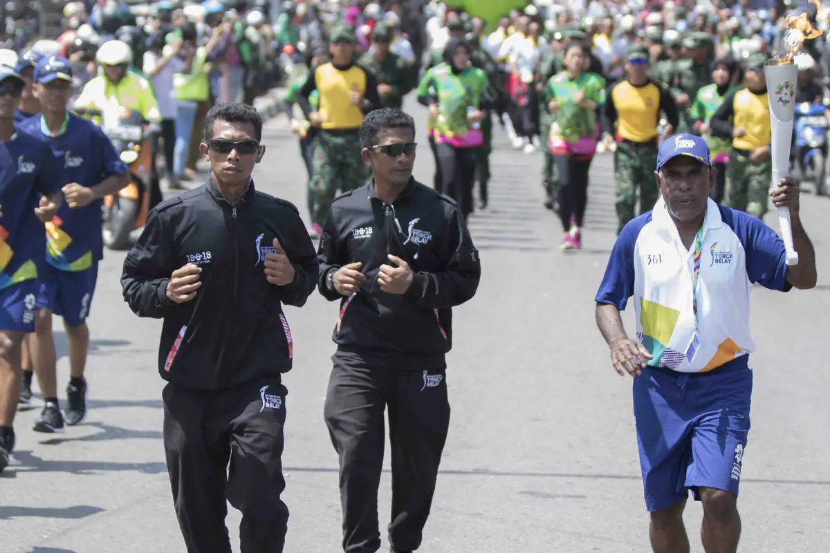 FOTO: Abdul Rojak Bawa Obor Asian Games Melintasi Banjarmasin