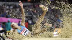 Atlet cantik asal Rusia, Darya Klishina saat berlaga pada cabang lompat jauh pada ajang World Athletics Championships di London, (9/8/2017). (AP/Matt Dunham)