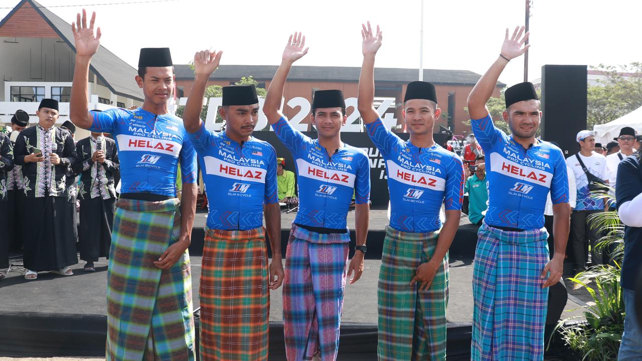 Para pembalap  memakai sarung dan kopyah sebelum stat di Tegalsari Banyuwangi (istimewa)