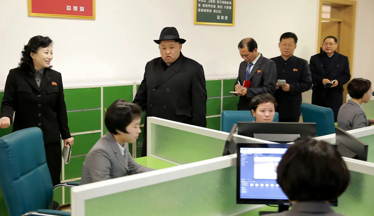 Pemimpin Korea Utara Kim Jong-Un saat mengunjungi Universitas Guru Pyongyang yang baru direnovasi di Pyongyang (17/1). (KCNA VIA KNS/AFP)