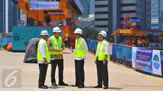 Presiden Joko Widodo didampingi Gubernur DKI Jakarta Basuki Tjahaja Purnama atau Ahok, Menteri PUPR Basuki Hadimuljono dan Menhub Budi Karya Sumadi saat meninjau proyek simpang susun Semanggi, Jakarta, Kamis (23/2). (Liputan6.com/Angga Yuniar)