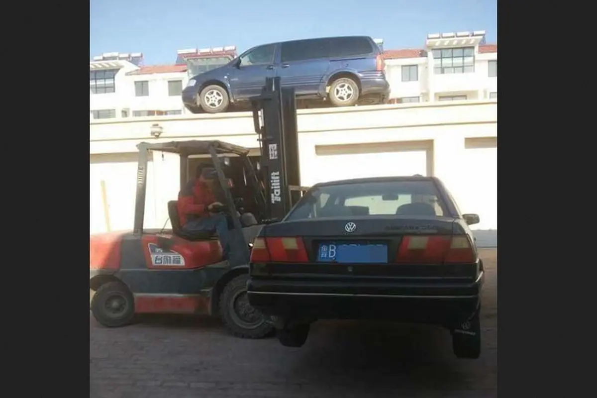 Pria Ini Pindahkan Mobil ke Atap Karena Halangi Garasinya
