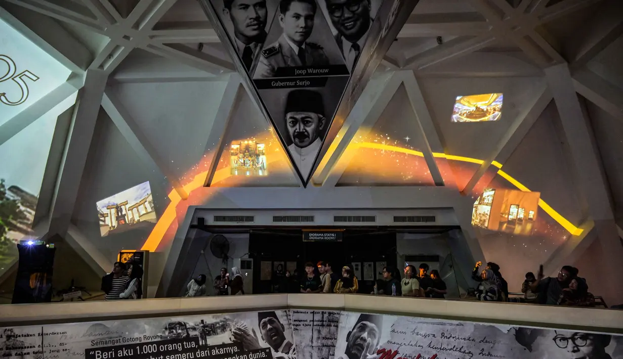 Program Night at The Museum resmi digelar selama tiga hari pada 28–30 November 2025. Tampak dalam foto, pengunjung menyaksikan video imersif yang menggambarkan Pertempuran Surabaya, yang terjadi pada bulan November 1945 antara pejuang Indonesia melawan pasukan Sekutu Inggris dan NICA untuk menegakkan kembali kekuasaan kolonial Belanda setelah berakhirnya Perang Dunia II, dalam acara 'Malam di Museum 2025' di Museum 10 November, Surabaya, Jawa Timur, Sabtu 29 November 2025. (Juni KRISWANTO/AFP)