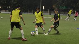 Para pemain Korea Selatan U-23 berlatih umpan pendek pada sesi latihan di Lapangan ABC Senayan, Jakarta (20/6/2018). Indonesia akan melawan Korea pada laga uji coba 23 Juni 2018. (Bola.com/Nick Hanoatubun)