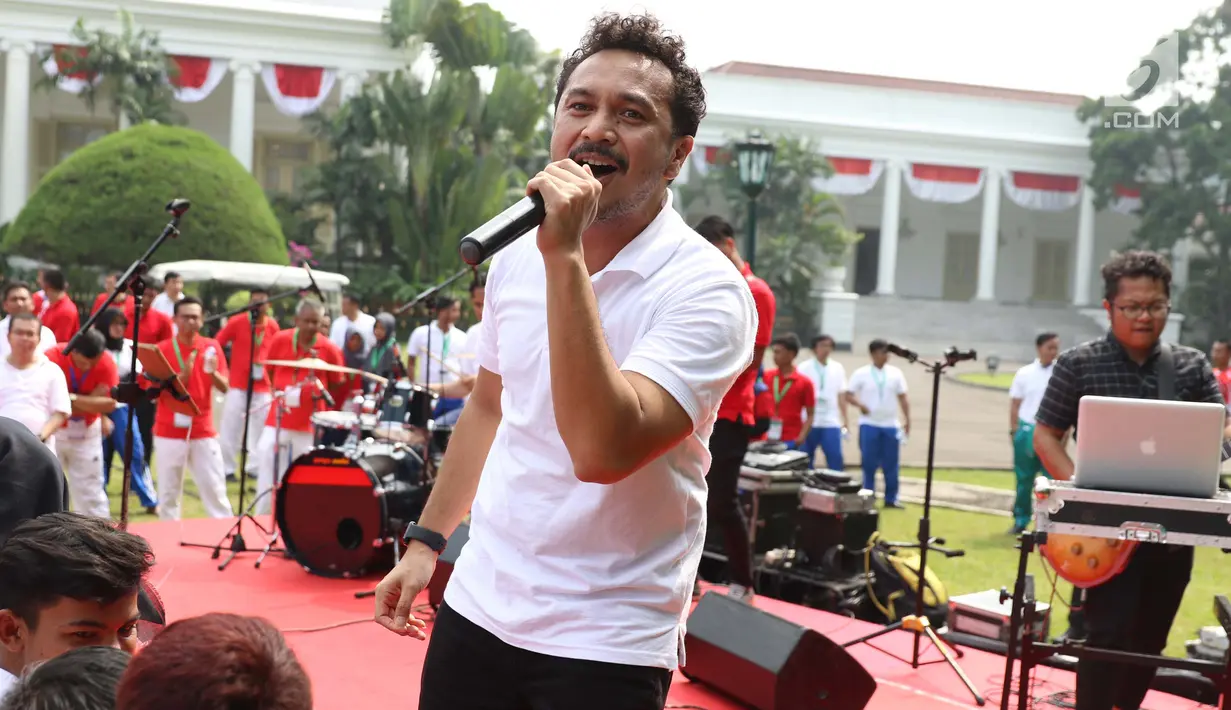 Giring Nidji saat menghibur para peserta Program Penguatan Pendidikan Pancasila di halaman Istana Bogor, Jawa Barat, Sabtu (12/8). Giring tampil usai mengikuti peluncuran Program Penguatan Pendidikan Pancasila. (Liputan6.com/Angga Yuniar)