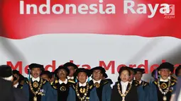 Rektor Institut Teknologi Bandung (ITB) Kadarsah Suryadi (tengah) menyanyikan lagu Indonesia Raya jelang Sidang Terbuka Dies Natalis ke-59 di Aula Barat ITB, Bandung, Jawa Barat, Jumat (2/3). (Liputan6.com/Immanuel Antonius)
