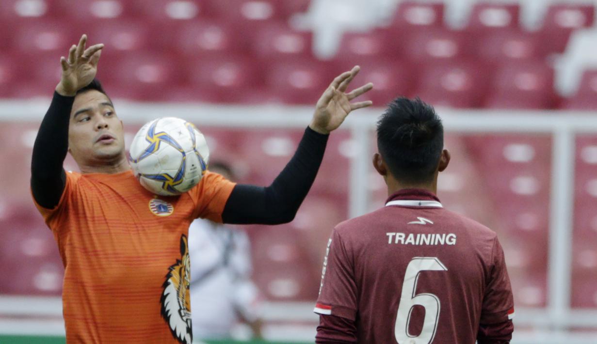 Kiper Persija Jakarta, Andritany Ardhiyasa, saat latihan jelang laga Piala AFC 2019 di SUGBK, Jakarta, Senin (25/2/2019). Persija akan Melawan Becamex Binh Duong. (Bola.com/M Iqbal Ichsan)
