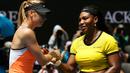 Petenis putri asal Rusia, Maria Sharapova (kiri) berjabat tangan dengan petenis Amerika Serikat, Serena Williams pada perempat final turnamen tenis Australia Open 2016 di Melbourne Park (26/1). Williams Kalahkan Sharapova 6-4, 6-1. (REUTERS/Tyrone Siu)