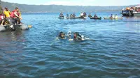 Proses evakuasi rombongan wisatawan yang tenggelam di Danau Batur. (Liputan6.com/Dewi Divianta).