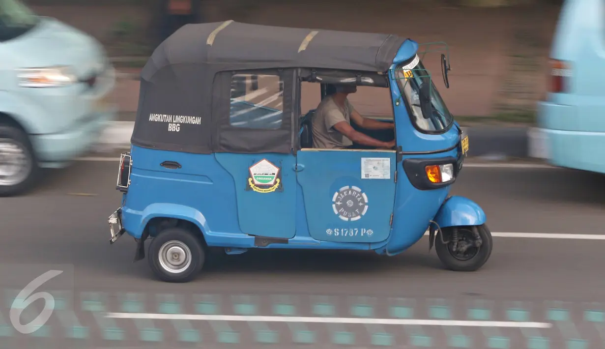 Bajaj BBG mencari penumpang di kawasan Pasar Baru, Jakarta, Senin (25/4). Kesulitan bersaing dengan transportasi online lain menyebabkan kondisi bajaj online mengalami mati suri. (Liputan6.com/Immanuel Antonius)