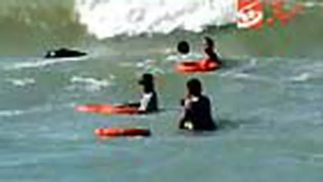 Nasib nahas dialami lima siswa SMP di Rembang, Jateng. Mereka terseret ombak ketika berenang di laut. Satu siswa tewas. 