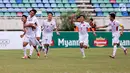 Pemain Vietnam melakukan selebrasi usai mencetak gol ke gawang Indonesia saat laga AFF U-18 di Stadion Thuwunna, Yangon, Senin (11/9). Vietnam berhasil menang atas Indonesia dengan skor 3-0. (Liputan6.com/Yoppy Renato)