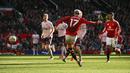 Pemain Manchester United, Alejandro Garnacho mencetak gol penyeimbang 1-1 ke gawang Brentford  pada laga lanjutan Liga Inggris di Old Trafford, Manchester, Inggris, Sabtu (19/10/2024). (AFP/Oli Scarff)
