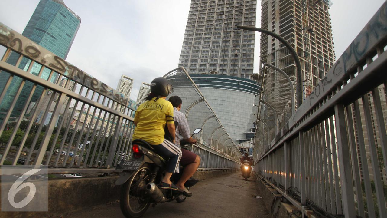 20160504- JPO Jadi Jalan Pintas Motor -Jakarta- Gempur M Surya