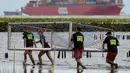 Panitia menyiapkan gawang untuk permainan bola tangan di Brunsbuettel, Jerman, (30/7).Permainan ini dikenal dengan nama "Wattoluempiade" (Olimpiade Lumpur). (REUTERS/Fabian Bimmer)