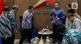 Ketua Majelis Permusyawaratan Rakyat (MPR) RI, Bambang Soesatyo (ketiga kiri) saat melakukan kunjungan nasional ke kantor Dewan Pimpinan Pusat (DPP) Partai Demokrat, Jakarta, Selasa (16/7/2024).  (Liputan6.com/Herman Zakharia)