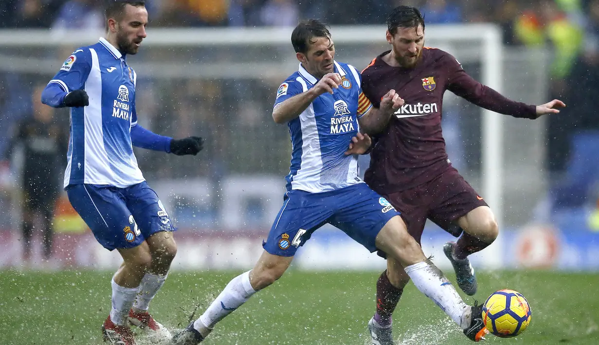 Aksi Lionel Messi (kanan) melewati dua pemain Espanyol pada lanjutan La Liga santander di RCDE stadium, Cornella Llobregat, Spanyol, (4/2/2018). Espanyol dan Barcelona bermain imbang 1-1. (AP/Manu Fernandez)