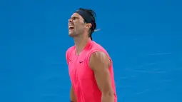 Petenis Spanyol, Rafael Nadal bereaksi setelah kehilangan satu poin atas Dominic Thiem dari Austria pada perempat final Australia Terbuka di Melbourne, Australia, Rabu (29/1/2020). Dengan kekalahan ini, paceklik gelar Nadal di Australia Terbuka berlanjut. (AP Photo/Dita Alangkara)