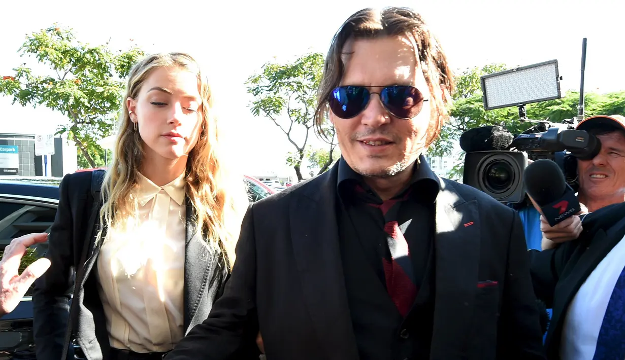 Aktor Johnny Depp dan istri Amber Heard tiba di Pengadilan Southport Magistrates, Gold Coast Australia, Senin (18/4/2016). Johnny Depp dan Amber Heard menghadapi sidang pengadilan atas impor ilegal anjing pasangan ke Australia. (REUTERS/Dave Hunt/AAP)