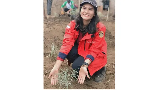 Medina Kamil juga menjadi seorang Youtuber, di kanal YouTubenya ia membagikan momen saat berpetualang.