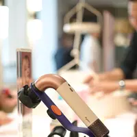 Hair dryer pilihan para penata rambut kini tersedia bagi konsumen. Hair dryer Dyson yang paling kuat, namun paling ringan, Hasilkan rambut lebih halus dan berkilau, tanpa kerusakan akibat panas.