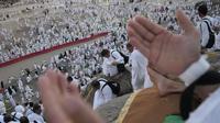Meski tuntutannya hanya berdiam diri, jamaah haji dianjurkan untuk berdoa dan memperbanyak zikir.  (AP Photo/Rafiq Maqbool)
