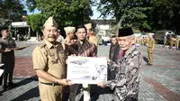 Pemda Garut Serahkan Klaim Asuransi AUTP Akibat Gagal Panen, Ratusan Petani Semringah
