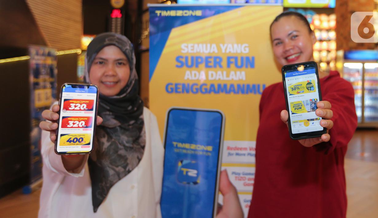 <p>(Ki-Ka) General Marketing Timezone Indonesia Kikie Randini dan Head of People and Culture Timezone Indonesia Rika Jatnikaningsih menunjukan Timezone Fun App dalam acara peluncuran di Jakarta (26/04/2022). Timezone Fun App merupakan One-Stop Fun Application pertama di Indonesia, yang dapat membuat pengunjung memiliki pengalaman super fun melalui beragam fitur dan reward lewat satu sentuhan. (Liputan6.com/Fery Pradolo)</p>
