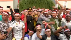 Salah satu pengungsi syiah bahkan didaulat menjadi pemimpin upacara.
