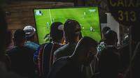 Ilustrasi nonton bareng, menonton sepak bola. (Photo by Luciano Oliveira on Unsplash)