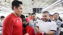Ganindra Bimo (kiri) dan bos Erspo, Muhammad Sadad (kanan) melihat secara detail bahan jersey Timnas Indonesia di pabrik yang berada daerah Bandung, Jawa Barat pada Rabu (12/2/2025). (Bola.com/Abdul Aziz)