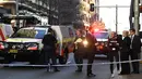 Polisi berjaga di tempat kejadian setelah seorang pria menikam wanita dan berusaha menikam orang lain di pusat kota Sydney (13/8/2019). Polisi NSW mengatakan mereka menerima laporan seorang pria berjalan di sepanjang York Street dengan pisau sekitar pukul 14:00. (AFP Photo/Saeed Khan)