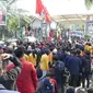 Ratusan mahasiswa Kalimantan Timur saat menggelar aksi demo di depan gedung DPRD Kaltim, pada Jumat (23/8/2024).