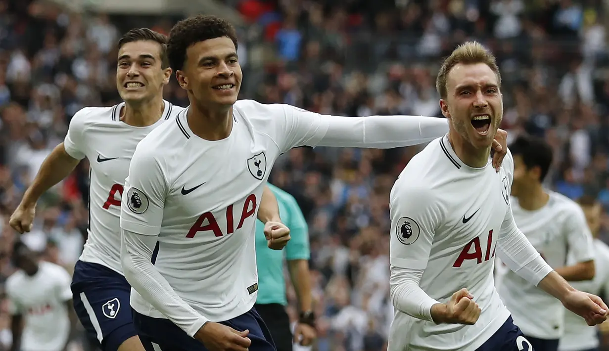 Pemain Tottenham, Christian Eriksen (kanan) menyumbangkan satu-satunya gol kemenangan untuk timnya saat melawan Bournemouth pada laga Premier League di Wembley Stadium, London, (14/10/2017).  Spurs menang 1-0. (AFP/Adrian Dennis)