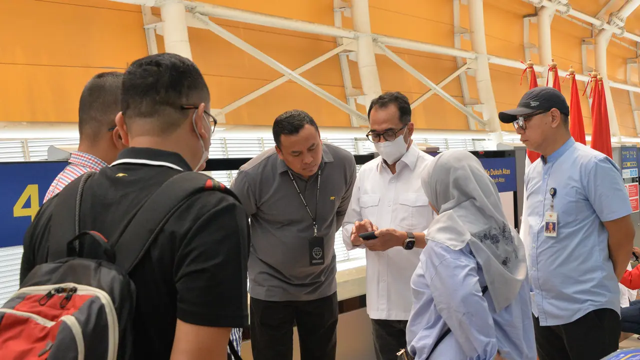 Menteri Perhubungan Budi Karya Sumadi mengecek kesiapan layanan LRT Jabodebek Selasa (22/8/2023). Ia mengatakan bahwa Stasiun LRT Cikoko akan sangat ramai karena merupakan perlintasan antar moda seperti Transjakarta dan KRL Jabodetabek. (Dok Kemenhub)