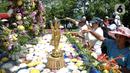 Umat Buddha mengikuti rangkaian perayaan Tri Suci Waisak 2566 BE/2022 di Candi Borobudur, Magelang, Jawa Tengah, Senin (16/5/2022). Setelah sempat ditiadakan selama dua tahun akibat pandemi COVID-19, perayaan Tri Suci Waisak kembali digelar dan diikuti ribuan umat Buddha dari berbagai daerah secara khidmat. (merdeka.com/Iqbal S. Nugroho)